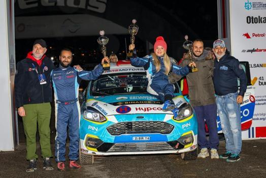 Türkiye'nin ilk engelli kadın pilotundan podyumda çifte başarı