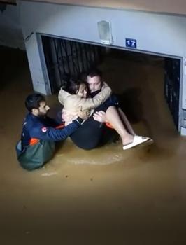 Sağanakta evinde mahsur kalan yabancı uyruklu kadını ekipler kurtardı