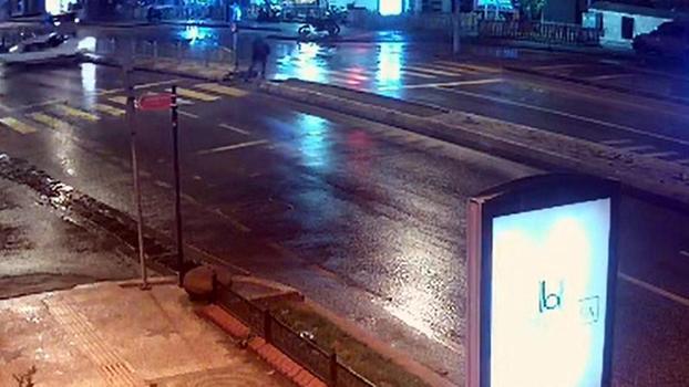 Alkollü ve ehliyetsiz sürücünün otomobili, karşı şeride geçip kaldırıma çıktı