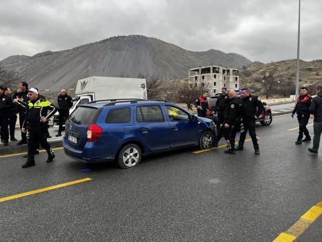 Polisten kaçan ehliyetsiz sürücü, otomobilinin lastiklerine ateş edilerek yakalandı