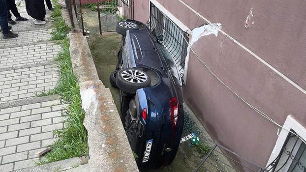 Avcılar'da otomobil binanın bahçesine düştü: 2 çocuk yaralı