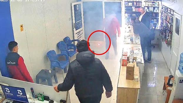 Tamire getirilen cep telefonu alev aldı; o anlar kamerada