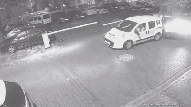 Pendik'te 2 kiÅŸiye çarpan alkollü sürücü kaçmaya çalıştı, 7 araca daha çarptı; kaza kamerada