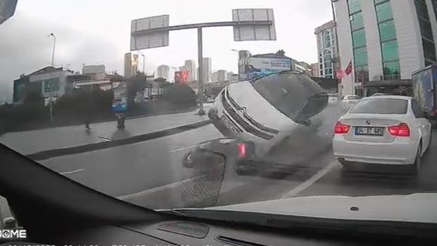 Ataşehir’de motosiklete çarpan otomobil takla attı; ölümden döndü