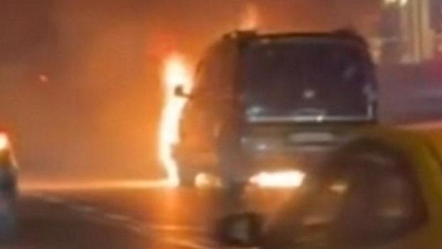 Esenyurt D-100 Karayolu'nda hafif ticari araç alev alev yandı