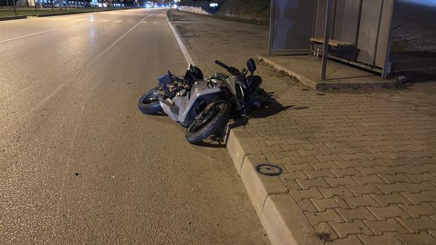 Hafif ticari araç ile motosiklet çarpıştı; 2 yaralı