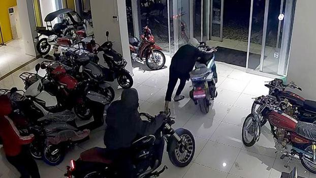 Kepengini zorlayarak girdikleri galeriden 1 dakikada 4 motosiklet çaldılar