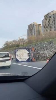 İstanbul- Esenyurt TEM Otoyolu'nda tanker devrildi -1