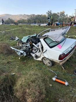 İzmir'de otomobiller çarpıştı; sürücülerden biri öldü, diğeri yaralandı