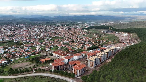 Sındırgı'da yapımı süren TOKİ ve deprem konutları dronla görüntülendi