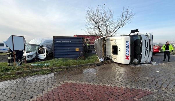 Refüjü aşıp karşı yöne geçen TIR, minibüse çarptı; 1'i çocuk, 5 yaralı