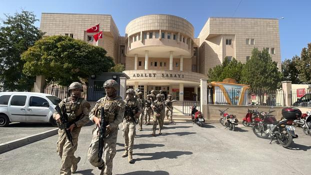 Dövdüğü eşinin öldüğünü zannedip olayı gizlemek için trafik kazası gibi göstermeye çalıştı