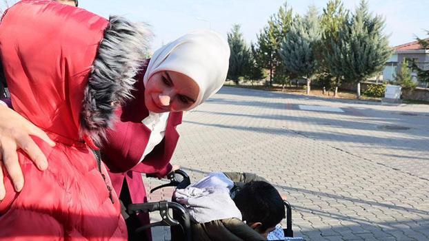 Bakan Göktaş, devlet korumasına alınan Adnan'ı ziyaret etti