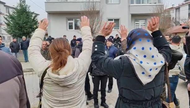 Baz istasyonuna karşı çıkan kadınlar, erkeklerin yeterince mücadele etmemesine tepki gösterdi