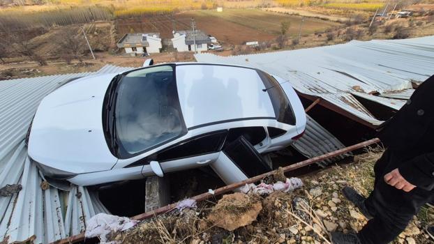 Mardin’de barakanın üstüne devrilen otomobildeki 2 kişi yaralandı