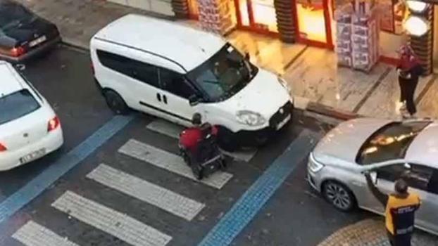 Engelli, yaya geçidine park edilen araç yüzünden kaldırıma çıkamadı; sürücüye ceza yazıldı