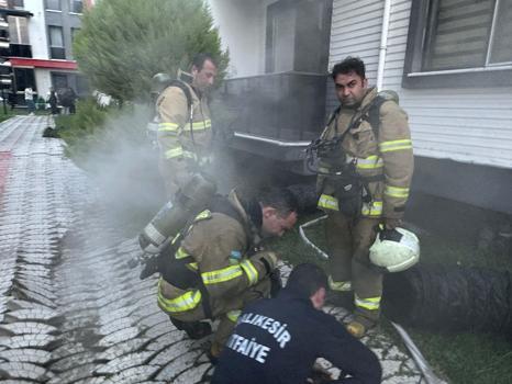 Edremit’te bodrum yangını: 6 kişi dumandan etkilendi