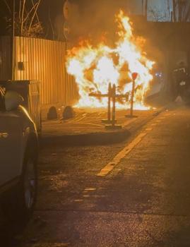 İstanbul - Üsküdar'da park halindeki hafif ticari araç alev alev yandı