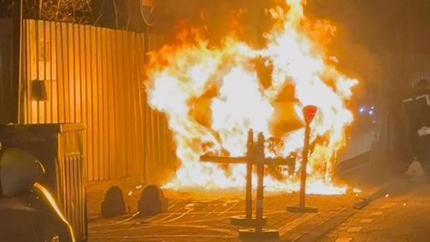 Üsküdar'da park halindeki hafif ticari araç alev alev yandı