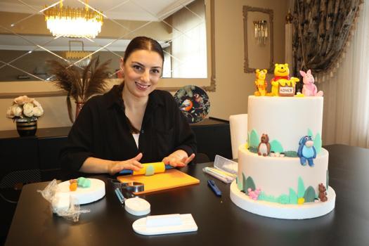 Pelin, evinde pasta yaparak geçimini sağlıyor