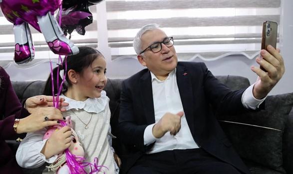 Asker babasını özleyen Gökçe'ye validen sürpriz ziyaret