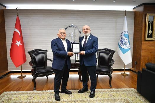 Başkan Büyükkılıç’a KAYÜ’den teşekkür plaketi