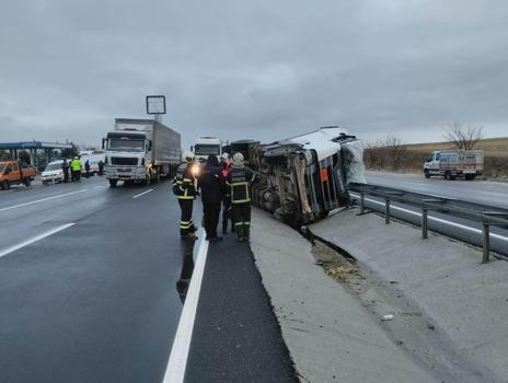 Aksaray'da TIR devrildi: 1 ağır yaralı
