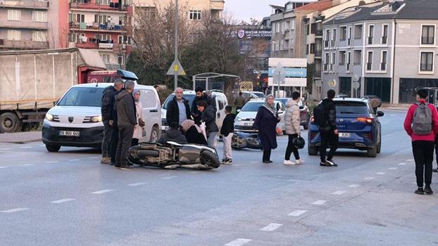 Bursa'da iki motosikletin çarpıştığı kazada 4 kişi yaralandı; Annesinin elini tutarak moral verdi