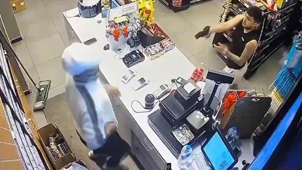Akaryakıt istasyonunun marketindeki cinayetin güvenlik kamera kayıtları ortaya çıktı