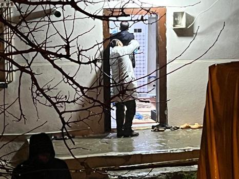 Eşini ve bacanağını tabancayla öldürdü