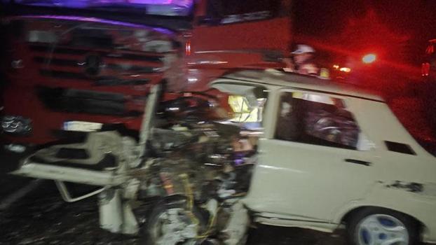 TIR ile otomobil kafa kafaya çarpıştı; 2 yaralı