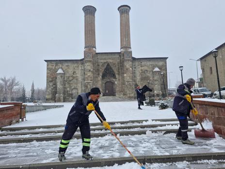 Erzurum ve Erzincan'a kar yağdı