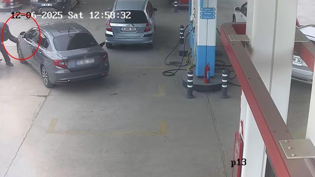 Kendisini uyaran sürücünün otomobilinin aynasını kırdı