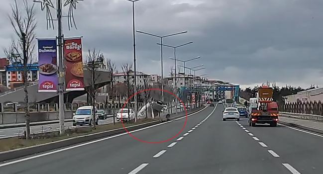 Ters dönen otomobildeki 2 kişi yaralandı; kaza kamerada