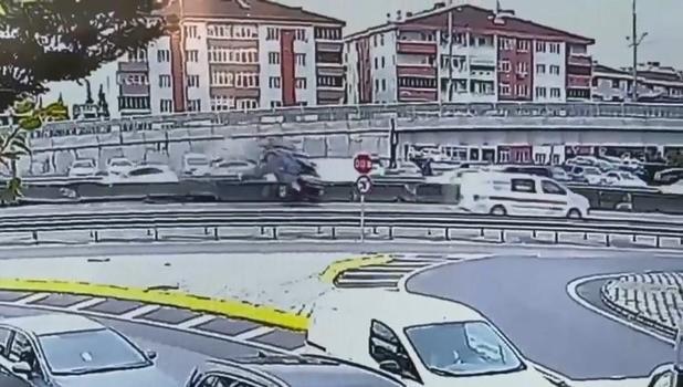 Beton bariyere çarpan otomobil, devrilip sürüklendi; kaza kamerada
