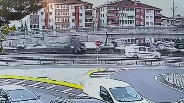 Beton bariyere çarpan otomobil, devrilip sürüklendi; kaza kamerada