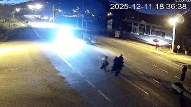 Uşak'ta yolun karşısına geçmek isterken otomobilin çarptığı 3 kişi öldü; kaza kamerada