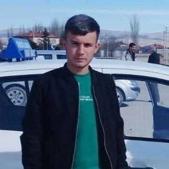 Seyir halindeki otomobilin kapısı açılınca düşerek öldü