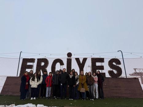 Erciyes’in zirvesinde öğrencilere yönelik uluslararası dağlar günü etkinliği
