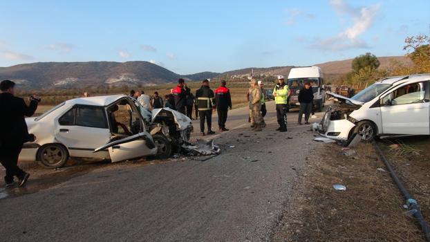 Kilis’te hafif ticari araç ile otomobil çarpıştı: 3 yaralı