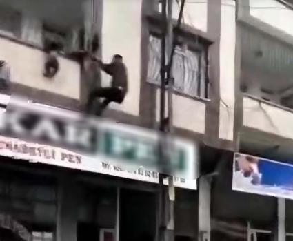 Gaziantep’te balkonun demir korkuluğunda asılı kalan çocuğu, vatandaş kurtardı; o anlar kamerada