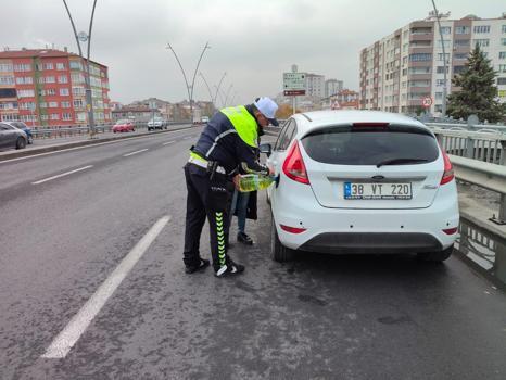 Kayseri’de trafik polisi, benzini biten sürücüye yardım etti