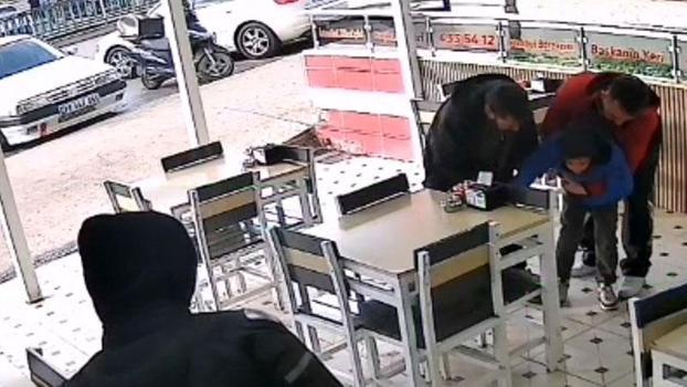 Boğazına şeker takılan çocuğu, Heimlich manevrasıyla kurtardı; o anlar kamerada