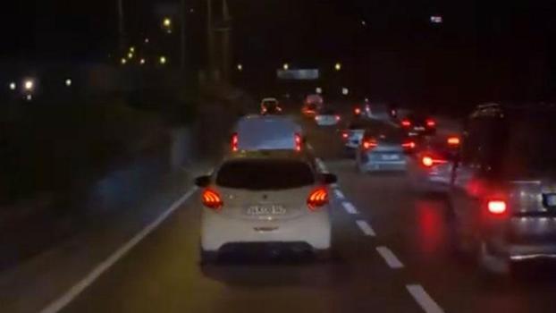 Ümraniye'de ambulansa yol vermeyen otomobil sürücüsü kamerada