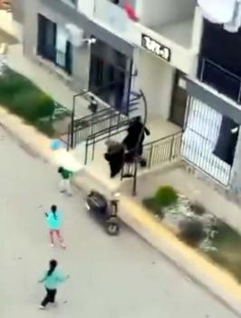 Tartıştığı ailenin kaçmaya çalışan 6 yaşındaki oğlunu bıçakladı