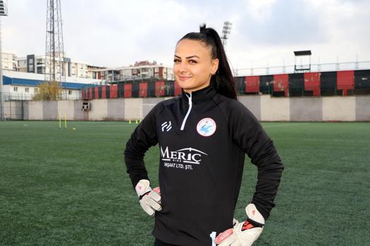 Vangücü takımının kalesi, babasının desteğiyle futbola başlayan Tokatlı Şeymanur'a emanet