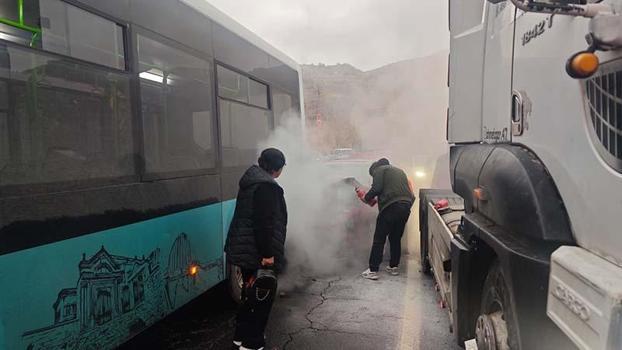 Kaza nedeniyle duran otobüse çarpan otomobil alev aldı; sürücülerden alternatif yol talebi