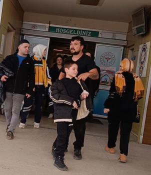 İnegöl'de nacakla oynayan çocuğun parmağı kopma noktasına geldi