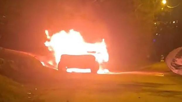 Adana'da park halindeki otomobilde patlama sonrası yangın; 1 ölü