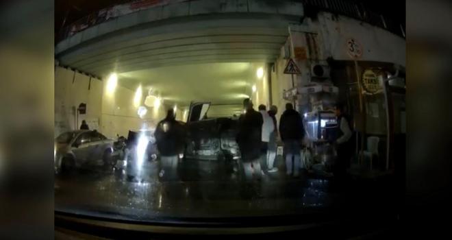 İstanbul - Kağıthane’de otomobilin refüje çarparak devrildiği anlar kamerada